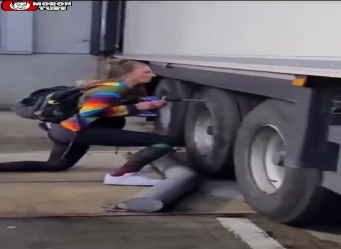 Video :Truck tires transporting cow's milk are cut by vegans